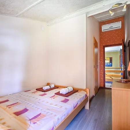 Hostel San Art Floating & *