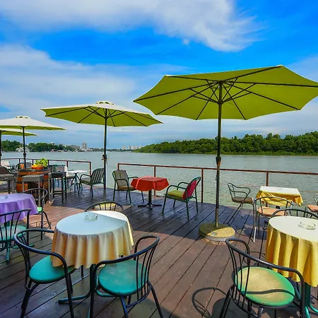 Hostel San Art Floating & Βελιγράδι