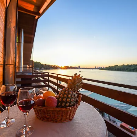 San Art Floating & Hostel Βελιγράδι