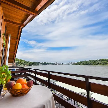 Hostel San Art Floating & *