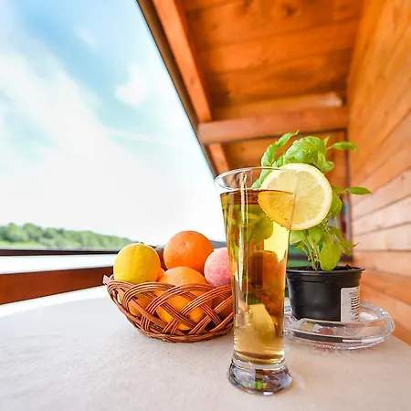 Hostel San Art Floating & *