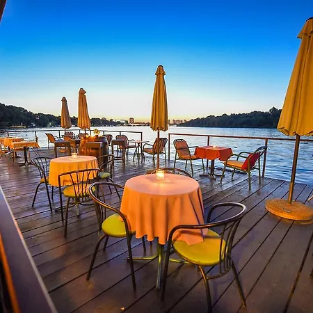 Hostel San Art Floating &