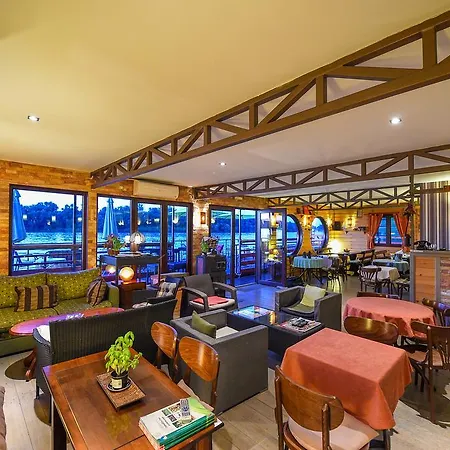 Hostel San Art Floating &