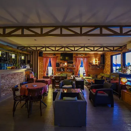 Hostel San Art Floating & *