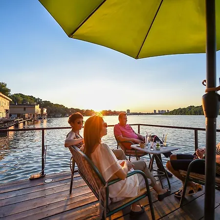 Hostel San Art Floating & Βελιγράδι