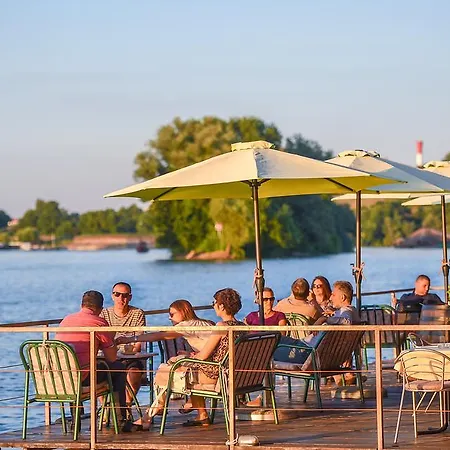 San Art Floating & Βελιγράδι