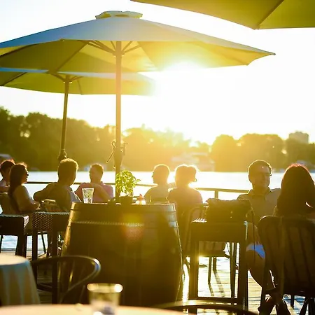 Hostel San Art Floating & *