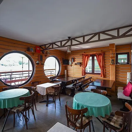 San Art Floating & Βελιγράδι