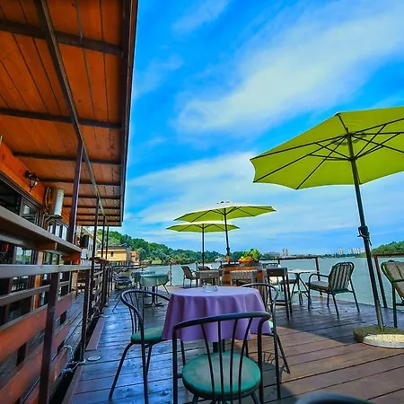 Hostel San Art Floating & Βελιγράδι