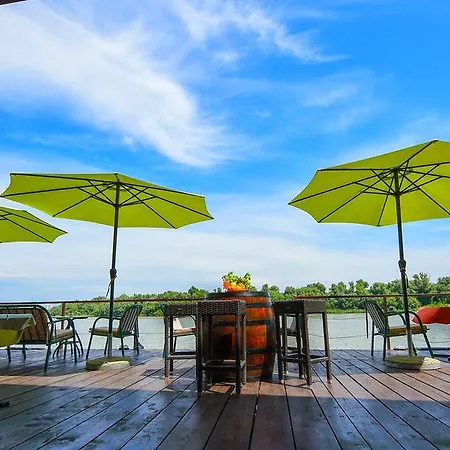 Hostel San Art Floating & *