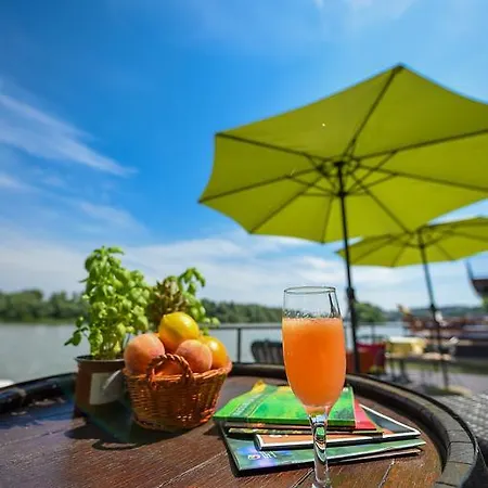 Hostel San Art Floating & Βελιγράδι