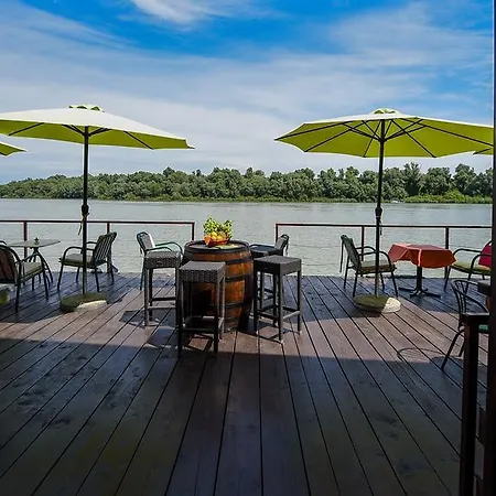 Hostel San Art Floating & Βελιγράδι