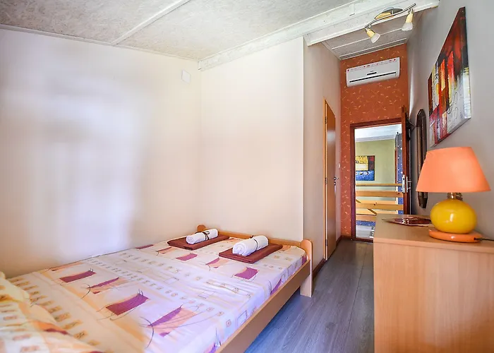 Hostel San Art Floating & *