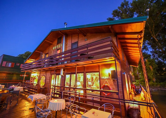 Hostel San Art Floating &