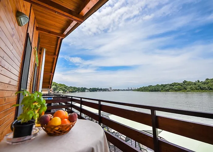 Hostel San Art Floating & *