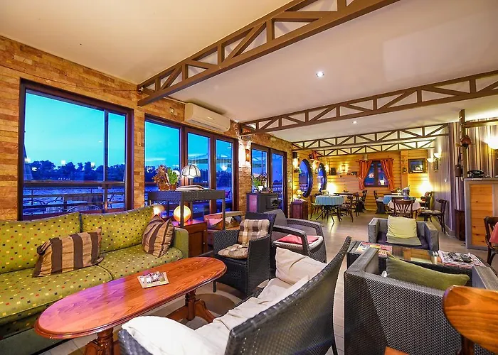 Hostel San Art Floating & *