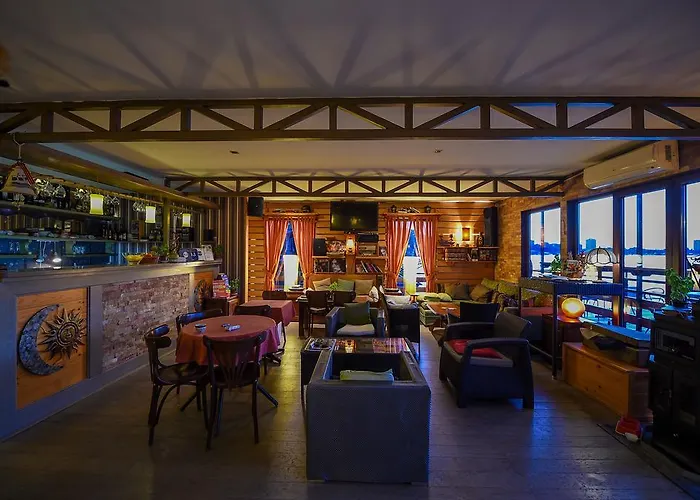 Hostel San Art Floating & *