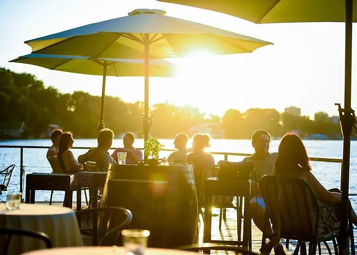 Hostel San Art Floating & *