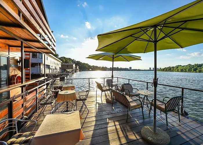 Hostel San Art Floating &