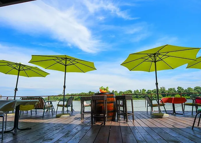 Hostel San Art Floating & *