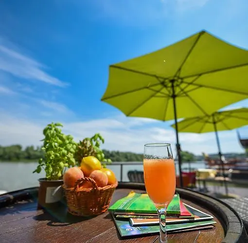 Hostel San Art Floating & Belgrade