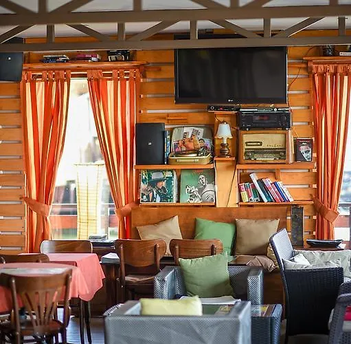 San Art Floating & Hostel